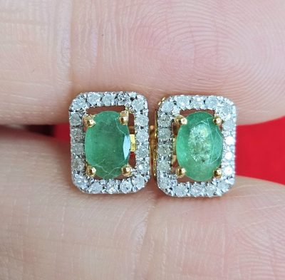 ต่างหูมรกตสีเขียวล้อมเพชร ตัวเรือนทอง 9K ประดับเพชรแท้ธรรมชาติ
