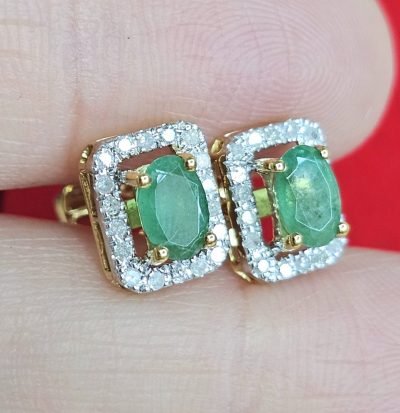 ต่างหูมรกตสีเขียวล้อมเพชร ตัวเรือนทอง 9K ประดับเพชรแท้ธรรมชาติ